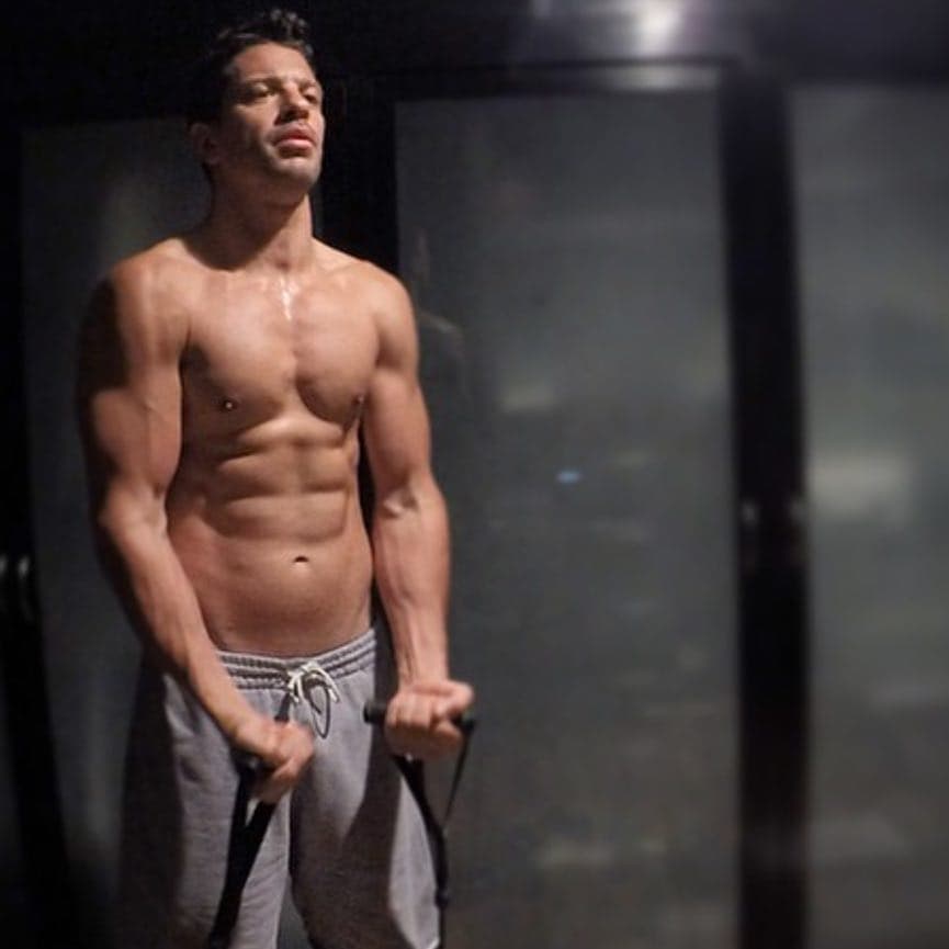 Y es que cómo no serlo si su padre es poseedor de un cuerpo de envidia y un rostro inigualable, es por eso que ha conseguido millones de fans a lo largo de sus 15 años de trayectoria artística.