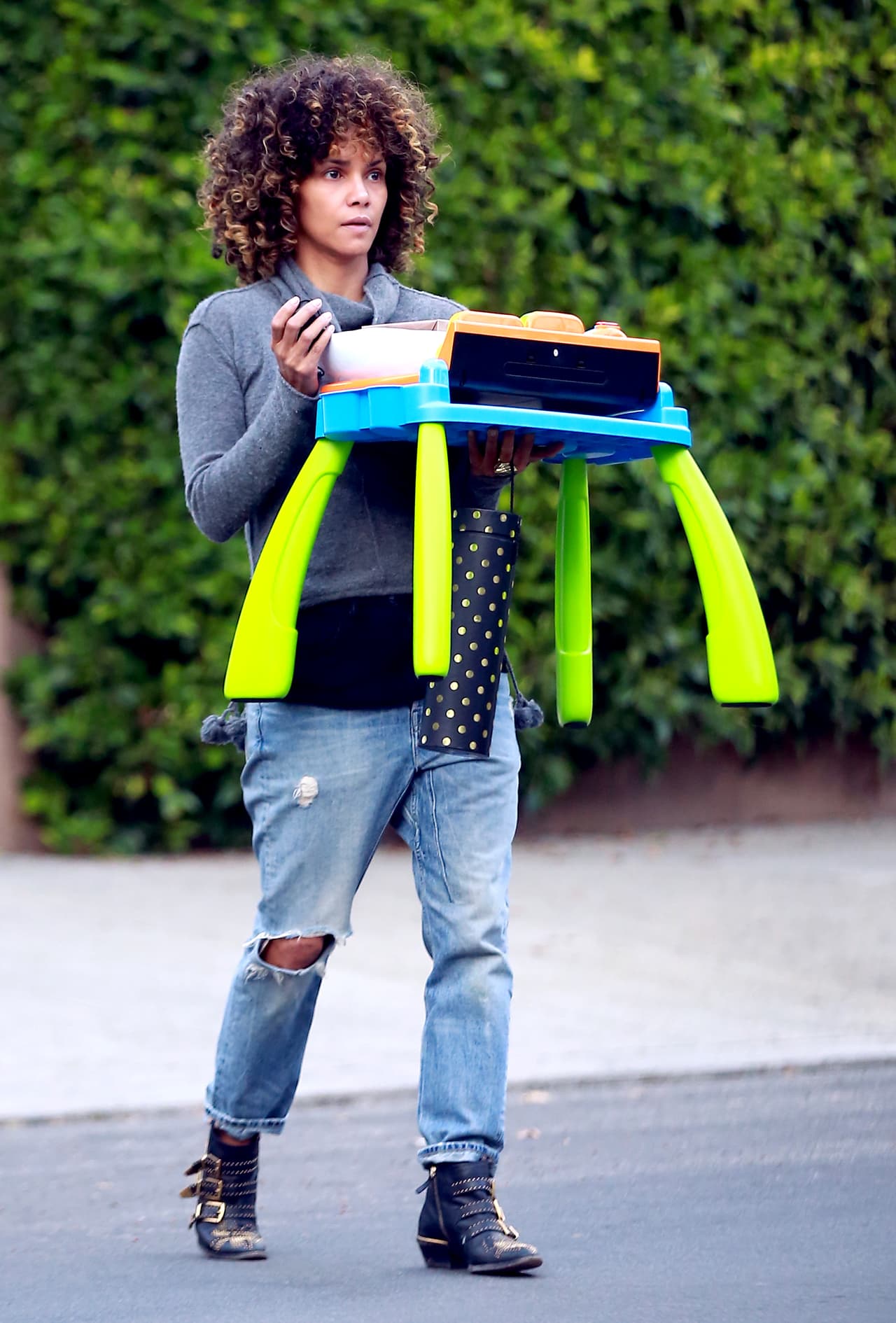 "O si no hubiera estado ocupada intentando hacer películas, 
<b>habría sido el (vientre) subrogado perfecto</b>", dijo la actriz de 'Die Another Day'.