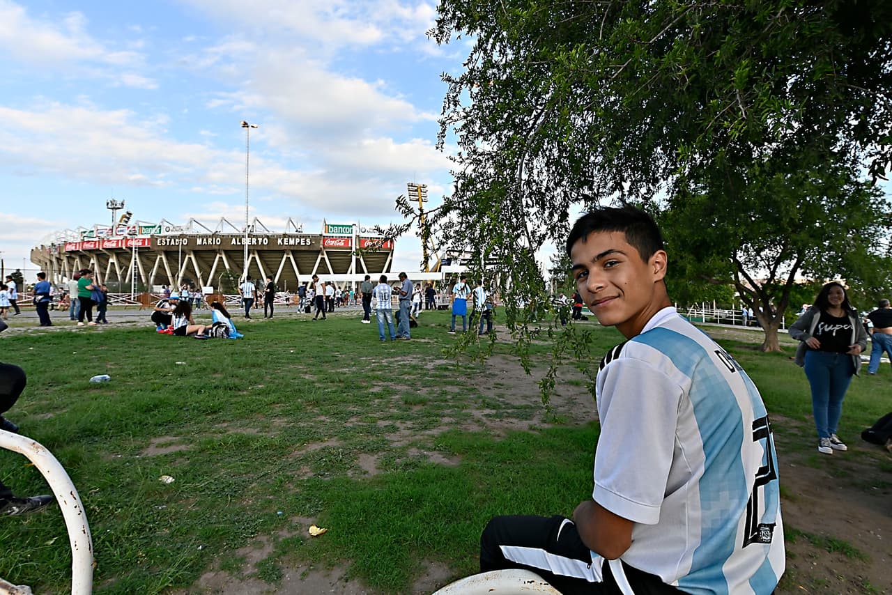 Los fanáticos de Argentina y de México le dieron un color especial con su alegría en el estadio Mario Alberto Kempes y sus alrededores en Córdoba a una jornada de fútbol de amistoso internacional.