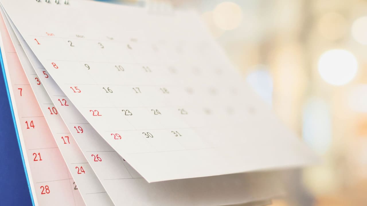 <h3 class="cms-H3-H3">Fechas clave que debes anotar</h3> 🗓️
<b>1 de noviembre de 2025:</b> inicia el periodo de inscripción abierta.
<br>
<b>🗓️ 15 de diciembre de 2025:</b> último día para que tu cobertura comience el 1 de enero de 2026.
<br>
<b>🗓️ 15 de enero de 2026:</b> cierra la inscripción abierta. Si aplicas entre el 16 de diciembre y el 15 de enero, tu cobertura comenzará el 1 de febrero.
<br>
<b>👉🏻 Consejo rápido de las autoridades: </b>marca el 15 de diciembre como tu fecha real de límite.
<br>
<b>Evita dejarlo para el último minuto.</b>