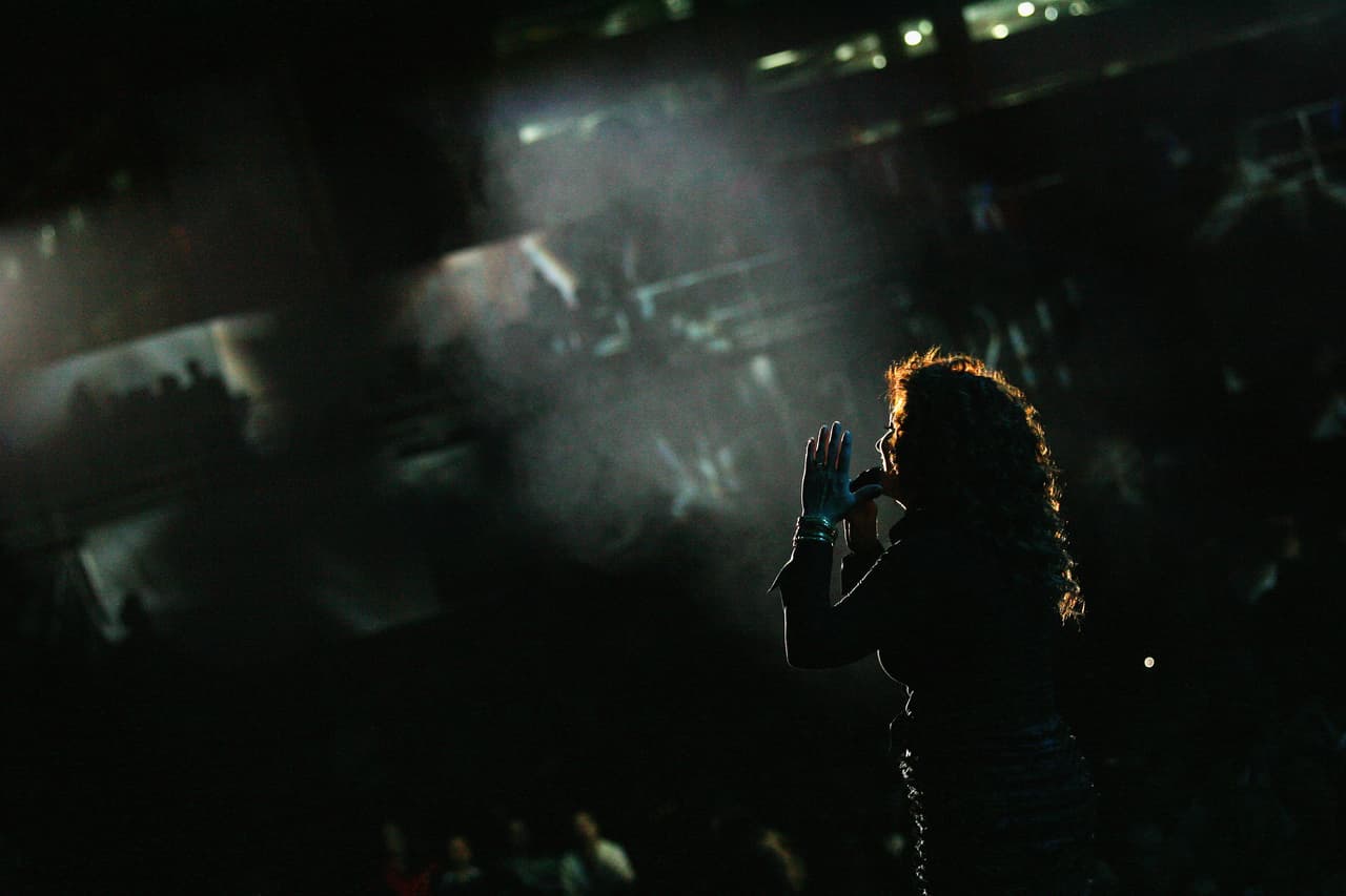 En marzo de 1990 Gloria sufrió un aparatoso accidente camino a un concierto en Syracuse, Nueva York. La carretera estaba cubierta de nieve. Estefan iba en su autobús durmiendo en una de las literas cuando el bus recibió por detrás el impacto de un camión. Gloria se fracturó una vértebra y lo que siguió fue un año de terapias y dolorosa recuperación. El accidente casi acaba con la carrera de Gloria.