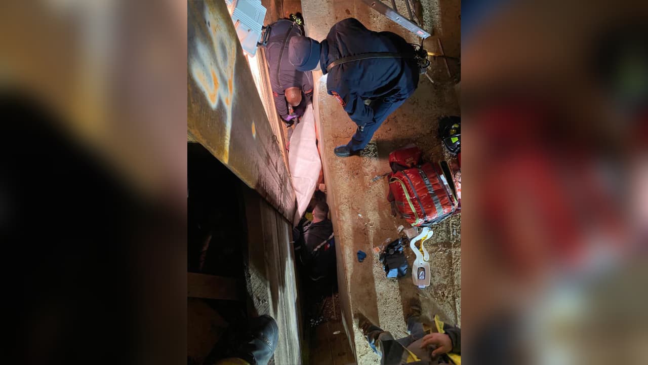 Equipo de paramédicos brindan primeros auxilio al hombre luego de caer de la estructura en construcción en la I-285