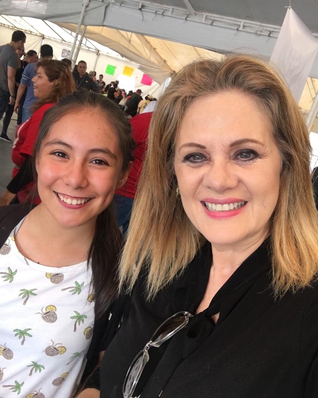 La actriz no dejó de ayudar y mostró su mejor sonrisa para los damnificados, aunque estuviera un tanto despeinada y cansada por las largas horas de trabajo en los albergues.