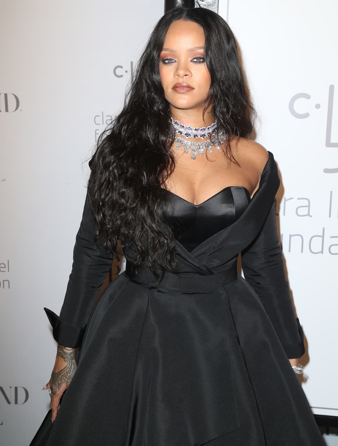 La presentadora propuso que los artistas que se presentan en el espectáculo podrían arrodillarse cuando cae la lluvia de confeti, como lo hizo el jugador Colin Kaepernick, quien ya no ha sido contratado por ningún equipo de la NFL tras la polémica.