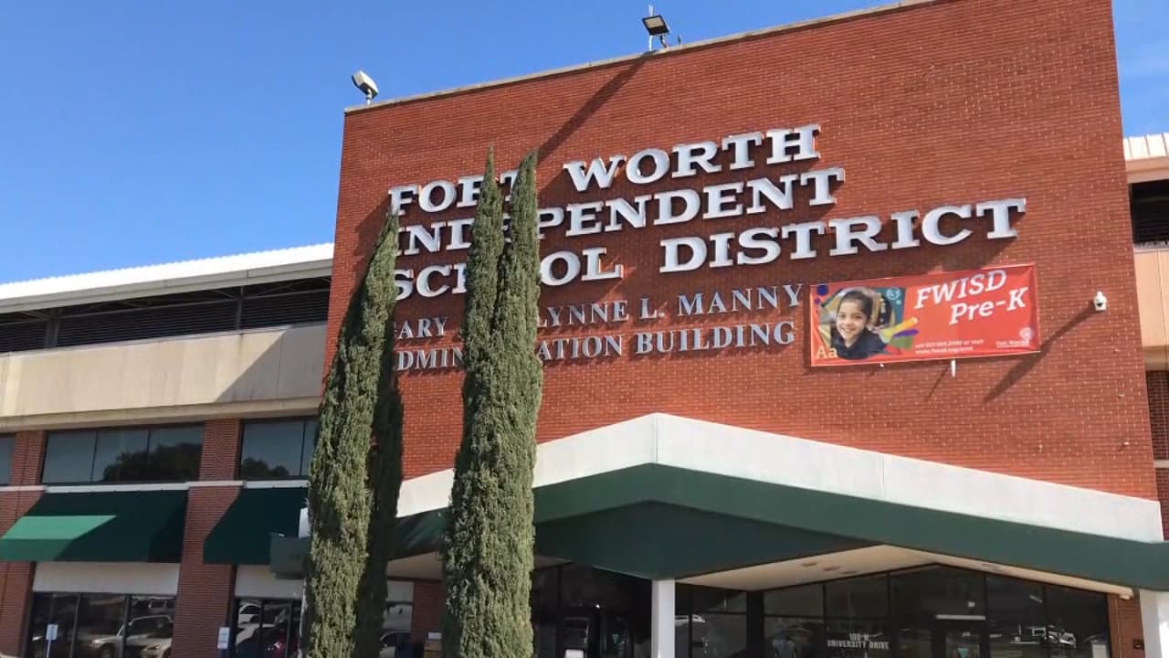 Un juez del condado Tarant bloqueó la orden del uso de cubrebocas del distrito escolar de Fort Worth