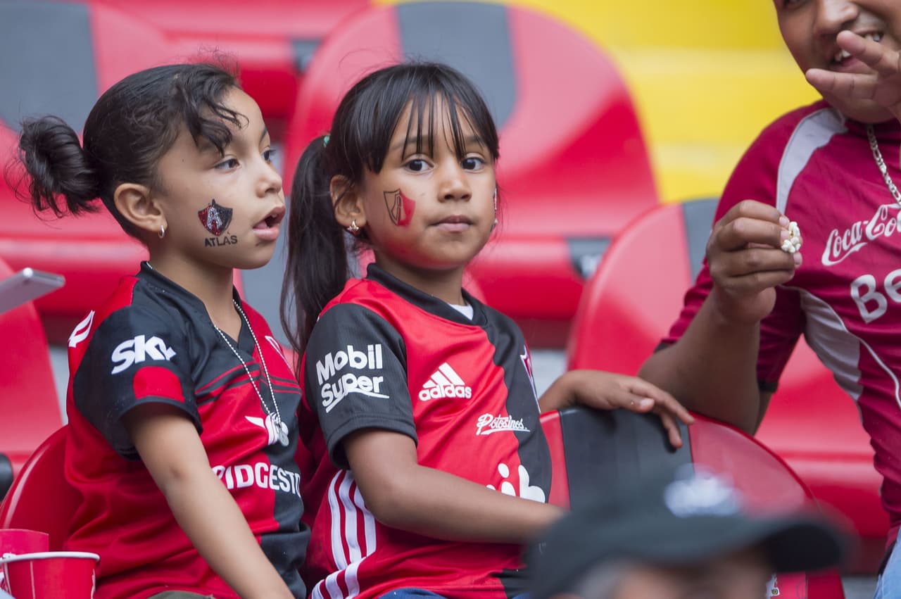 Fanáticos del Atlas FC aguardan por el inicio del partido.