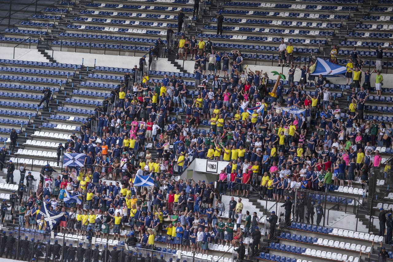 Siempre entusiastas y con su tradicional sello, el Tartan Army o ejército de Tartan, la fiel afición de Escocia se manifestó en el Estadio Azteca, haciendo el largo viaje desde Gran Bretaña a México.