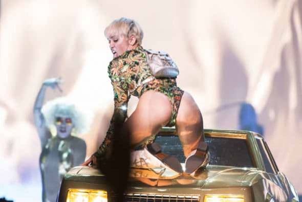 Miley Cyrus con manitas juguetonas en su 'Bangerz Tour'. En Los Ángeles la reina del escándalo se presentará a partir del 20 de febrero. ¿Será que además de la música, presentará su técnicas íntimas en cada concierto? Te damos un adelanto gráfico.