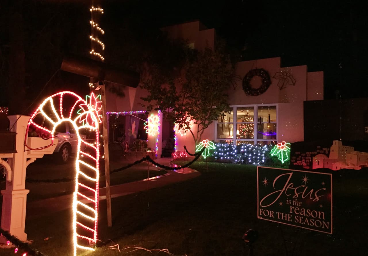 Un pesebre, luces y un letrero que dice Jesus, es la razón de esta celebración.