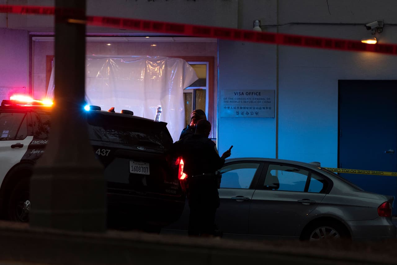 Detallan que el hombre abatido el consulado chino estaba armado con cuchillo, ballesta y flechas