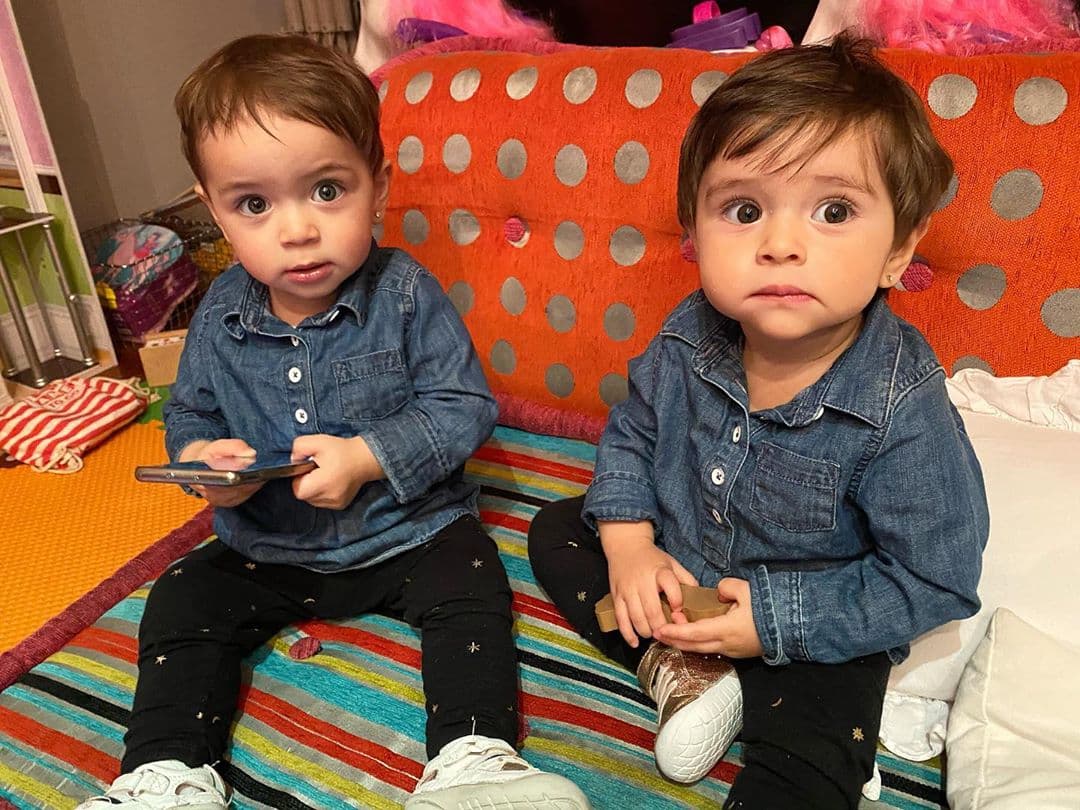 Las pequeñas Emilia y Paula son las "grandes razones" de la diaria sonrisa que se dibuja en el rostro de la conductora, así lo ha declarado ella misma en Instagram, donde es frecuente ver imágenes de las niñas.