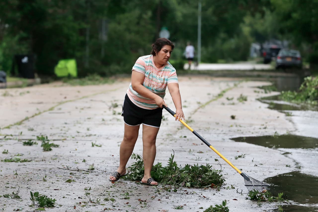 La vecina Isabel Pérez también barrió y ayudó a quitar ramas y escombros que dejaron los vientos provocados por Beryl.