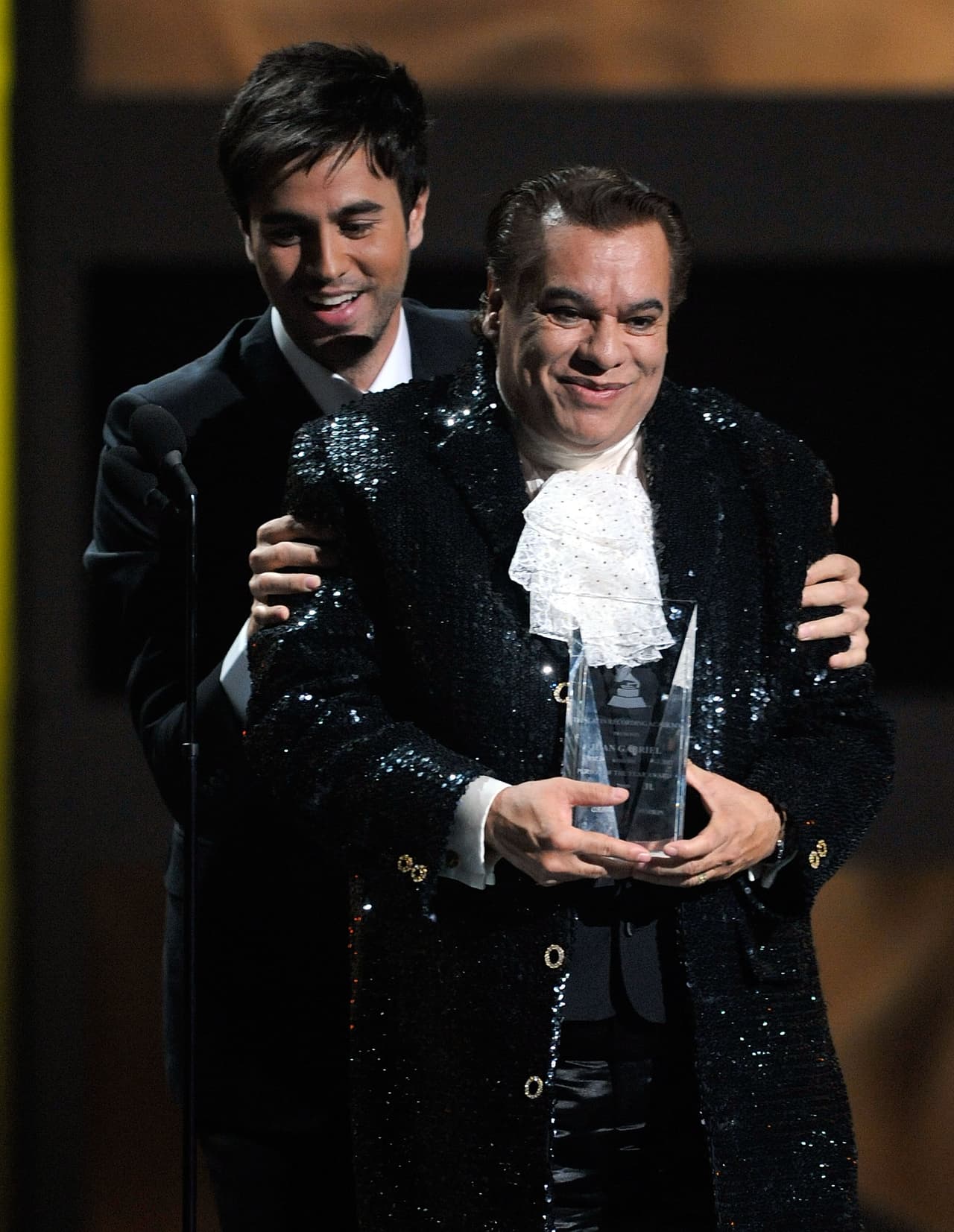 En aquella ocasión fue Enrique Iglesias quien le entregó el galardón y con una gran sonrisa emitió un sentido agradecimiento por el honor que le estaban dando: "“Para México, por México y de México. Quiero dar las gracias a cada persona que estuvo pendiente de mí y también quiero hacer por primera vez una gran excepción de dedicarle este premio inmerecido a todas las personas que están comenzando su carrera…”
<br>