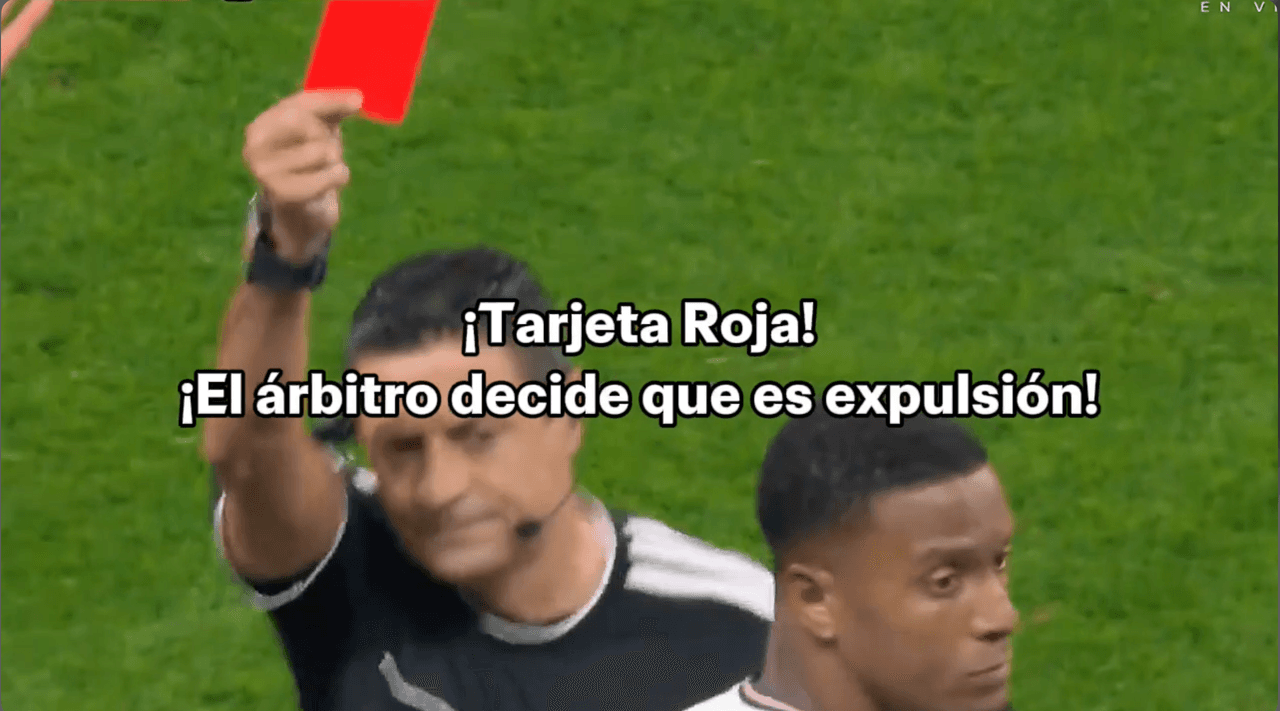 ¡El árbitro saca la tarjeta roja! ¡Tenemos jugador expulsado en el partido!