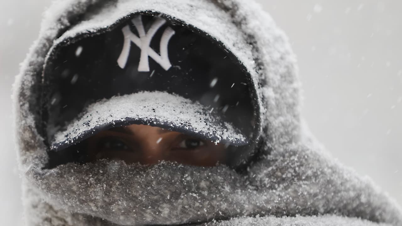 Autoridades investigan cinco muertes en Nueva York durante la ola de frío extremo.