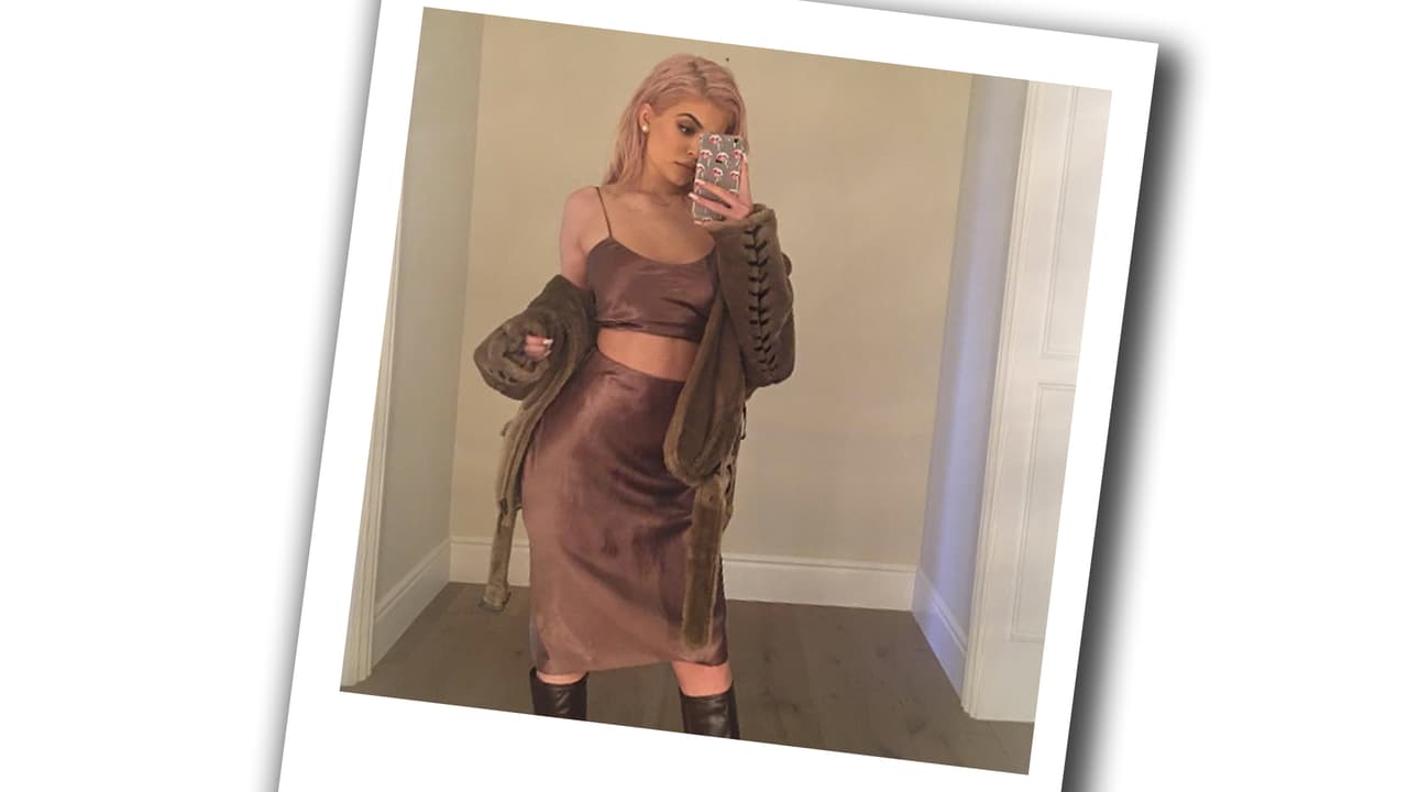 Kylie loves selfies. We could say she's a pro at it.