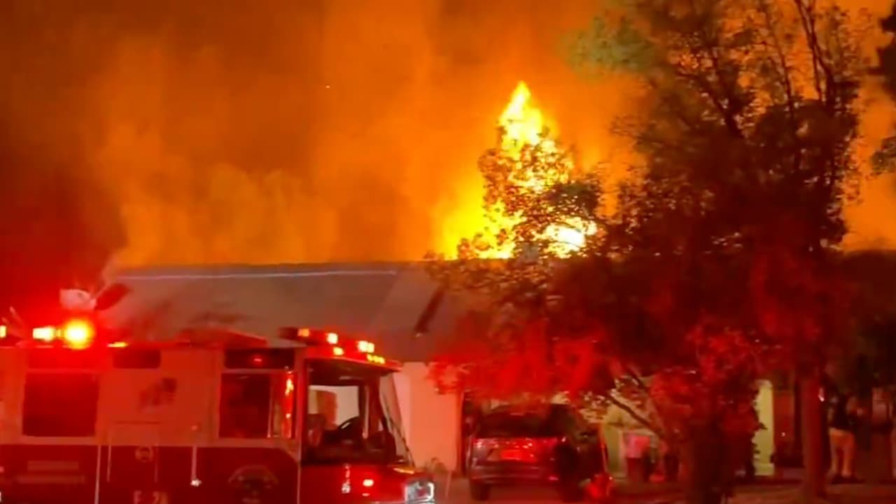 Rescatan a tres personas de una vivienda en llamas en North Highlands