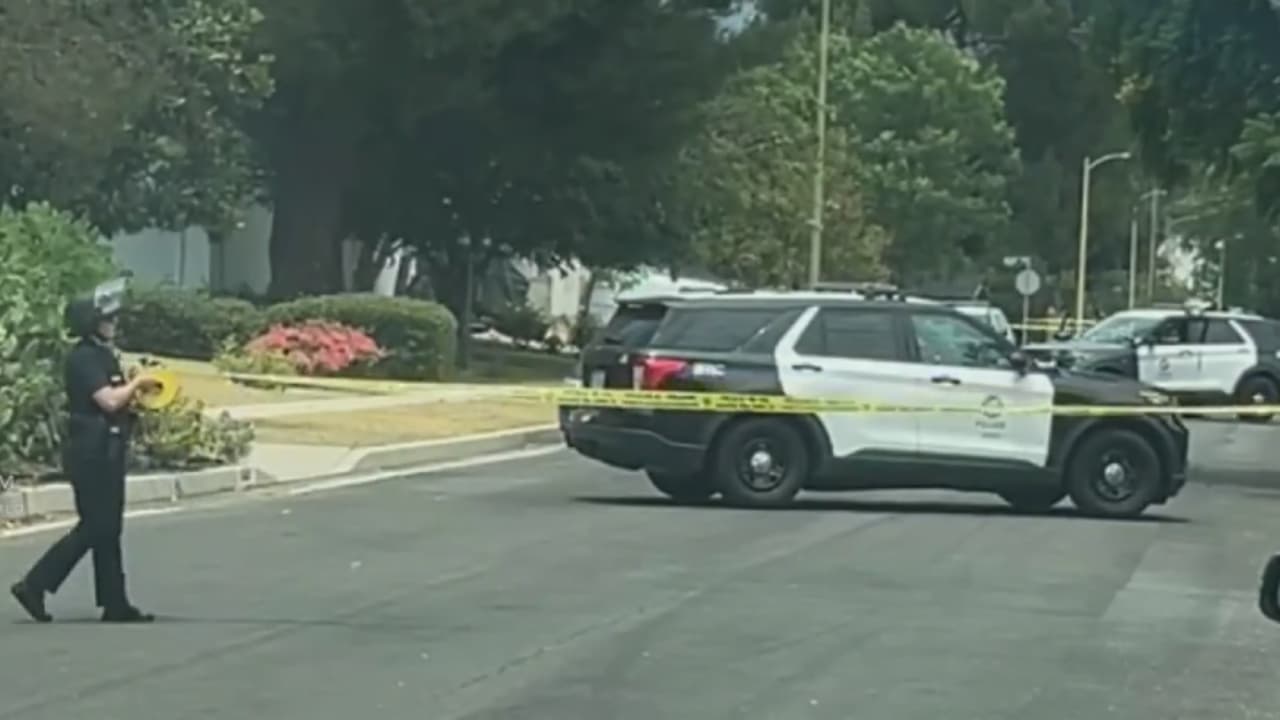 Un hombre se atrinchera tras atacar a su madre y a su hermano con un cuchillo en Chatsworth