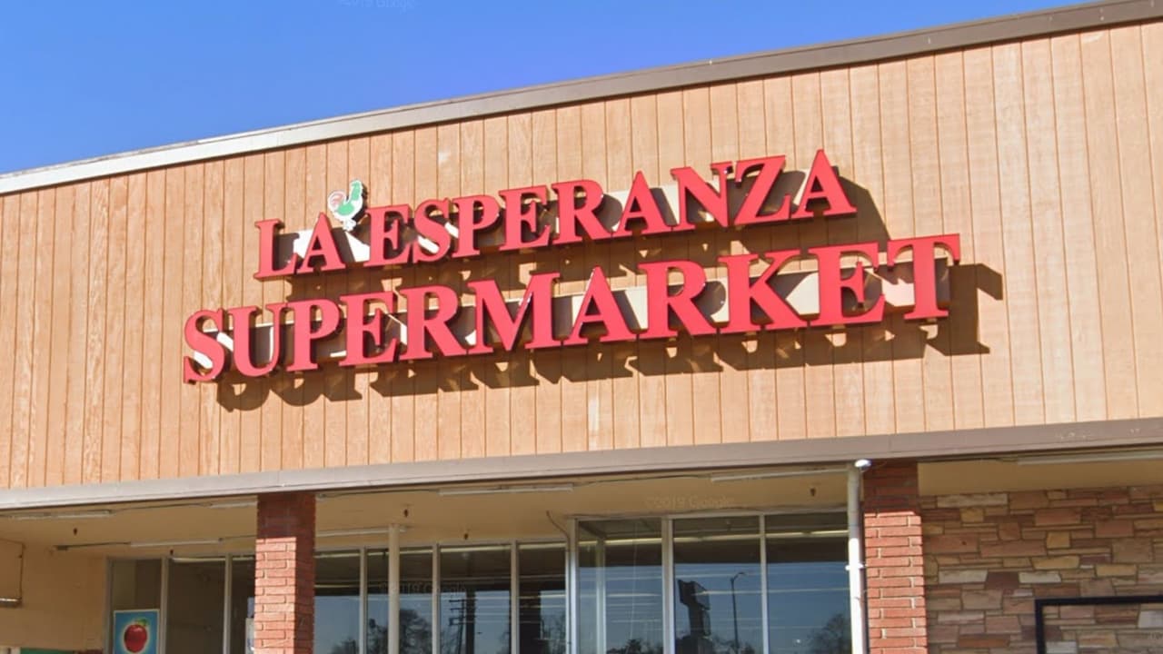 <b>La Esperanza Supermarket — 5040 Franklin Blvd, Sacramento CA</b>
<br>Tiene panadería, charcutería y supermercado.