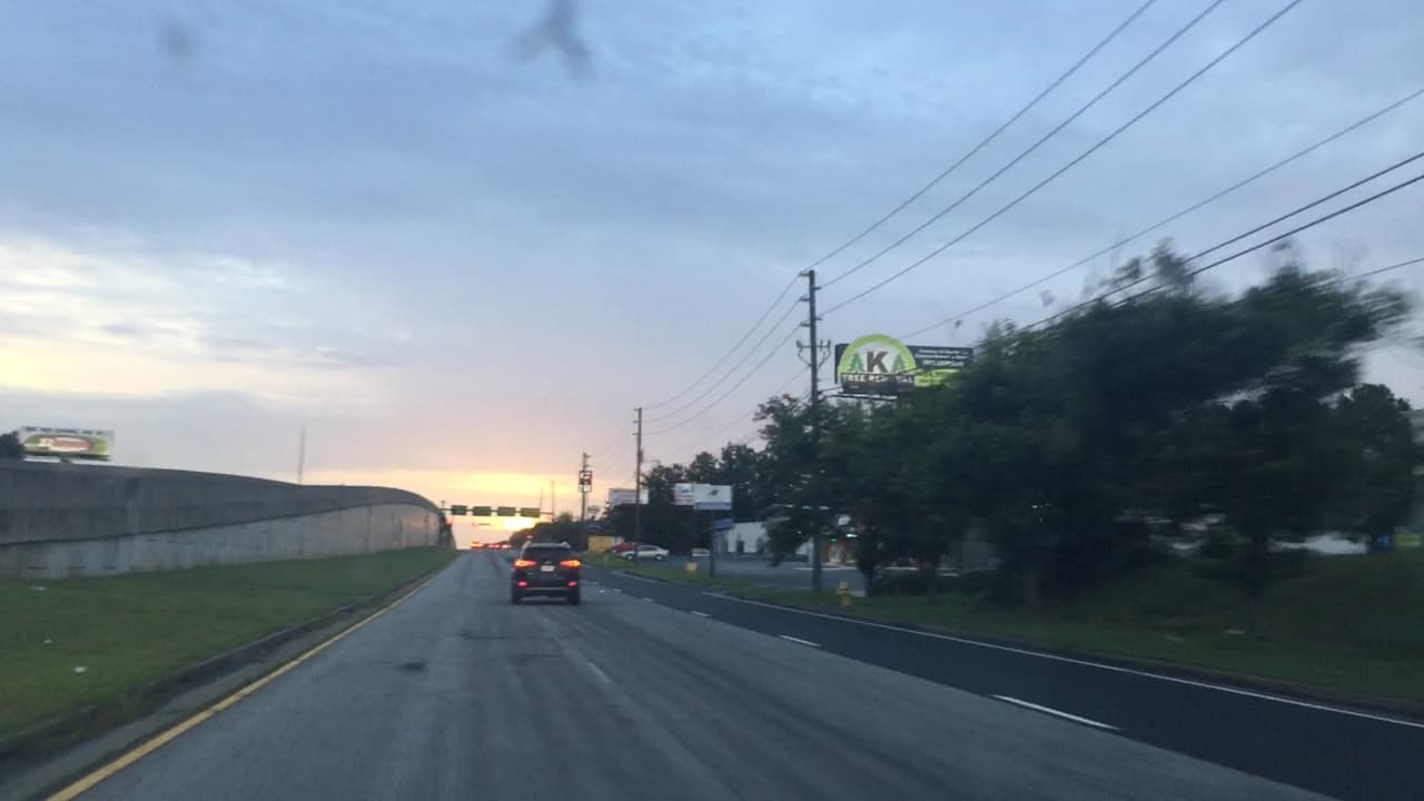 Las comunidades inmigrantes de Georgia vivieron entre los rumores y el miedo el inicio de lo que según el gobierno federal serán varios días de operativos para poner bajo custodia y deportar a indocumentados. En horas de la tarde de este domingo, tanto grupos activistas como Inmigración no habían confirmado detenciones en la región. Al norte de Atlanta, más de 70 personas se reunieron desde muy temprano en la sede de la organización Alianza Latina de Georgia por los Derechos Humanos (GLAHR), desde donde se formaron una decena de grupos que salieron a verificar si agentes del Servicio de Inmigración y Control de Aduanas de los Estados Unidos (ICE) estaban en los vecindarios arrestando a personas.