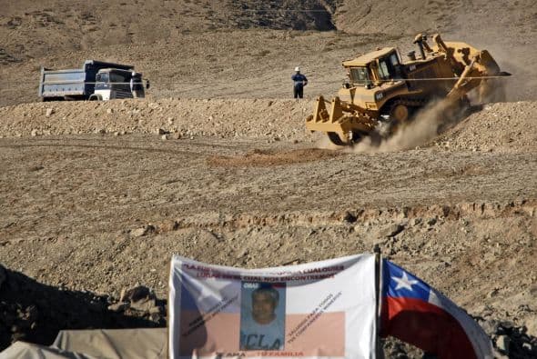 Respecto a los preparativos para recibir a los mineros, Sougarret y Cristián Barra, del Ministerio del Interior, dijeron a los periodistas que aún faltan equipos por llegar, como el hospital de campaña hasta el cable de acero al que se sujetará la cápsula para izar a los mineros. Llegarían el fin de semana, para tenerlos preparados en 15 días.