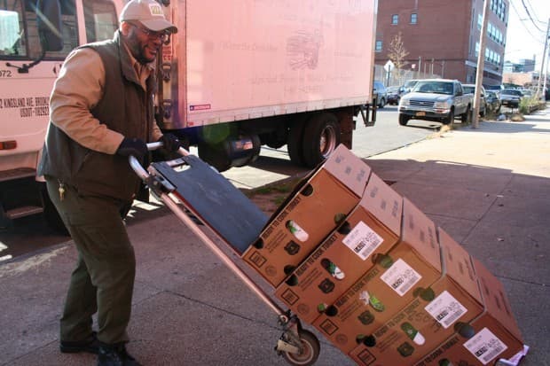 Cómo se entregan miles de pavos a familias necesitadas en Acción de Gracias