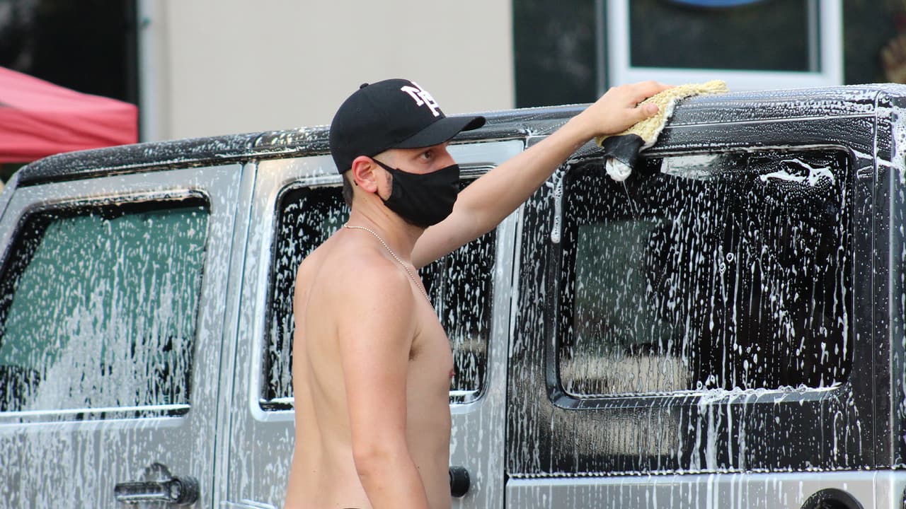 “Ellos tienen que pagar la renta y todo, tienen que comer, ellos quieren trabajar. Si ves, están lavando coches y ese no es su trabajo, ellos sirven bebidas y platican con la gente, pero van a hacer lo que pueden para pagar y lo que necesitan para comer”, dijo Christopher Barry, propietario del bar Buddy’s, ubicado en Montrose.
