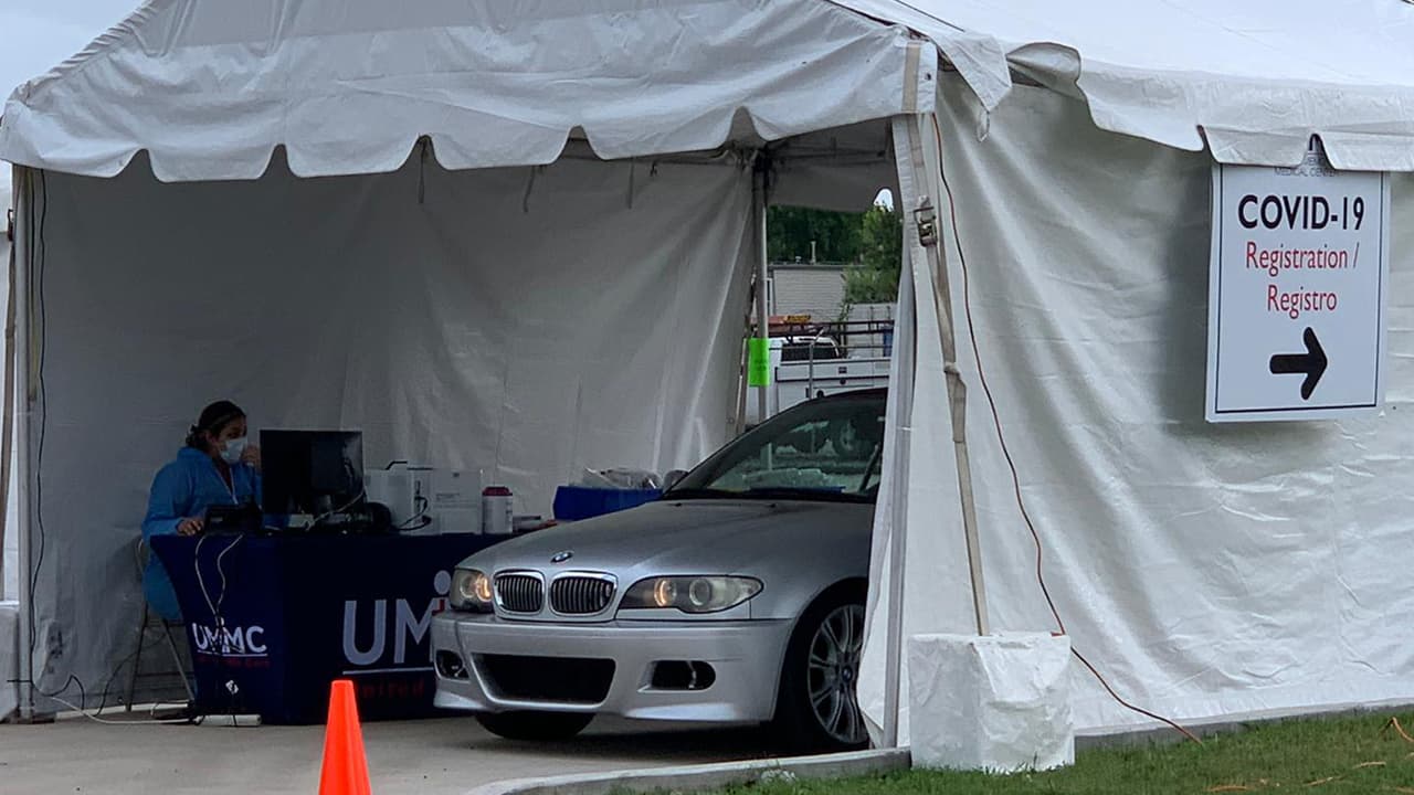 Los resultados pueden tardar hasta cuatro horas, se les pide a las personas con síntomas que al regresar a casa se mantengan en cuarentena.