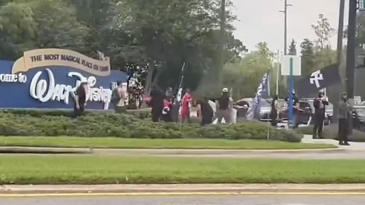 Protestan con símbolos nazi y banderas en apoyo a DeSantis frente a Disney World en Orlando