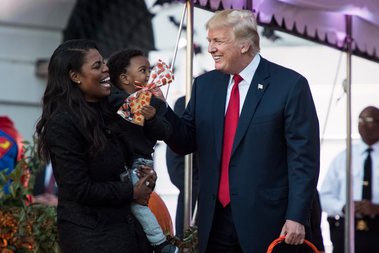 En la pelea entre Omarosa Manigault y Donald Trump se reveló que la Casa Blanca hace algo que no debería