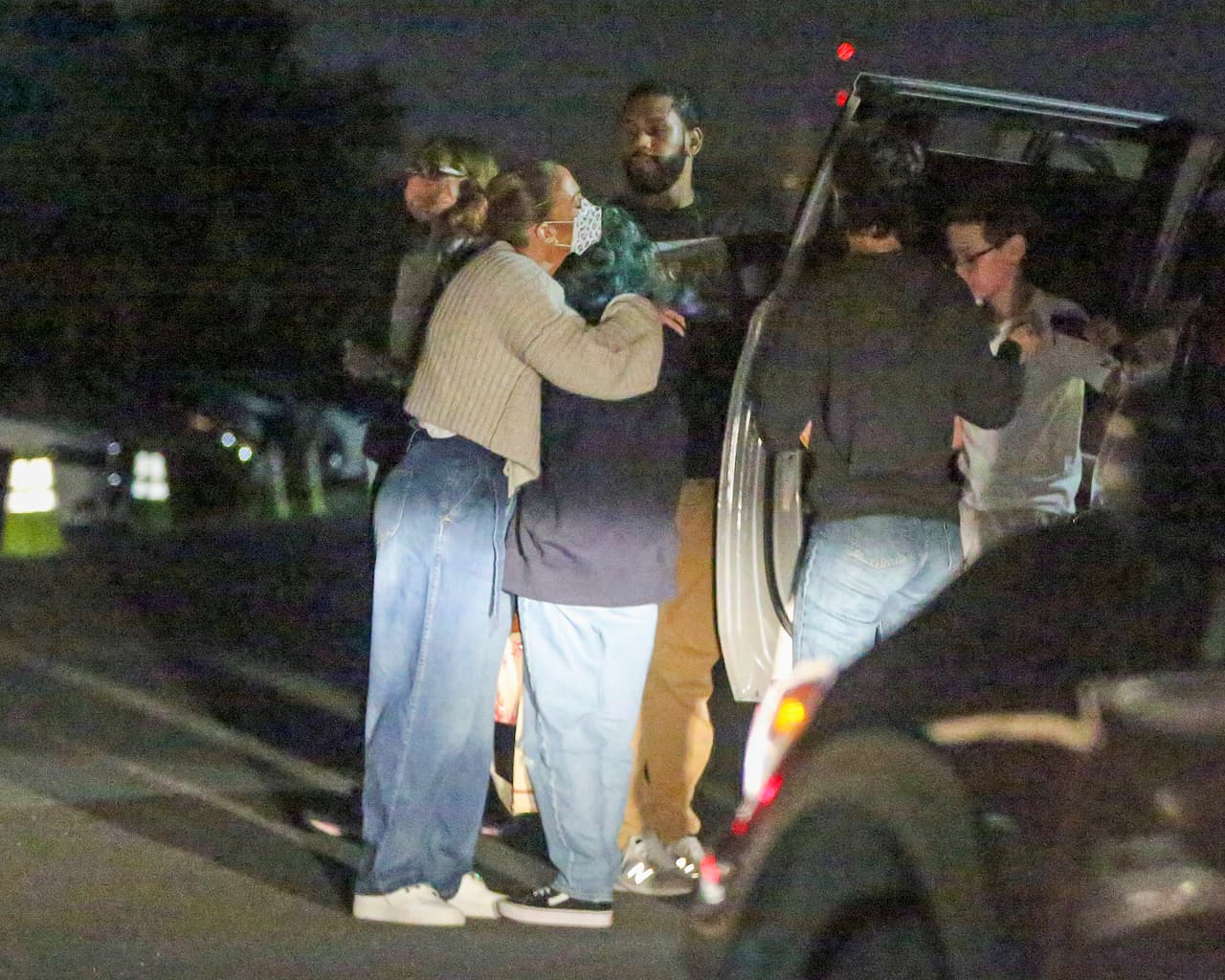 Según la reseña del Daily Mail, no quedó claro si se fue con Emme y Max o si 
<b><a href="https://www.univision.com/famosos/jlo-ben-affleck-visitando-mansion-85-millones-dolares-fotos" target="_blank">tomó rumbo a casa del actor</a></b> junto a sus hijas.
<br>