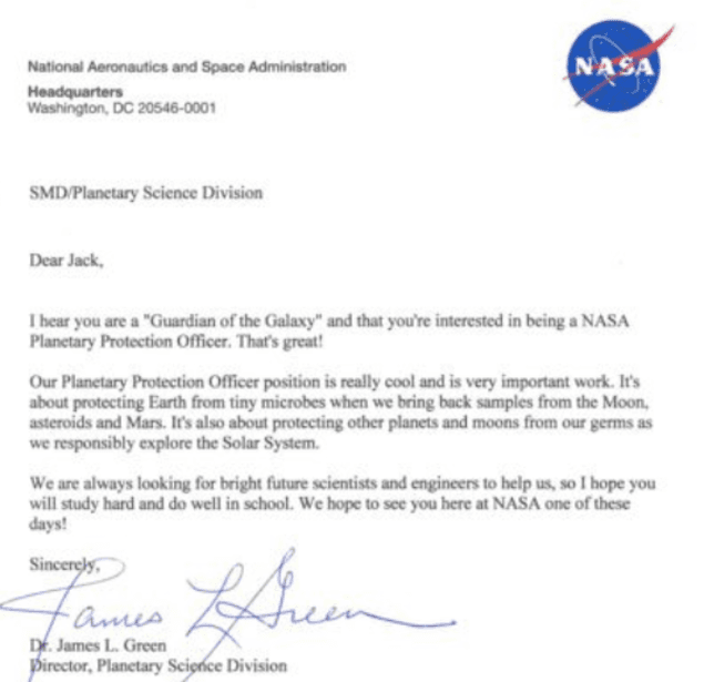 La misiva no cayó en saco roto. El director de investigaciones de la NASA le llamó por teléfono y el director de la División de Ciencias Planetarias 
<a href="https://www.nasa.gov/feature/planetary-protection-excites-space-fans-of-all-ages" target="_blank">felicitó al pequeño por su interés en el puesto</a> y le comentó más detalles de un trabajo que se basa en la protección del planeta Tierra de pequeños microbios, así como evitar la propagación de gérmenes a otros sitios del Sistema Solar.