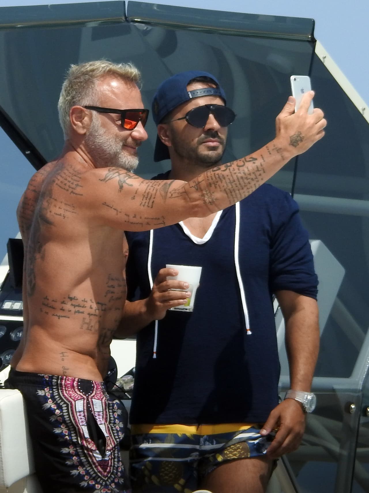 Fonsi y Vacchi celebraron la despedida de soltero del jugador del Real Madrid con una fiesta en un yate que zarpó por el Mar Mediterráneo.