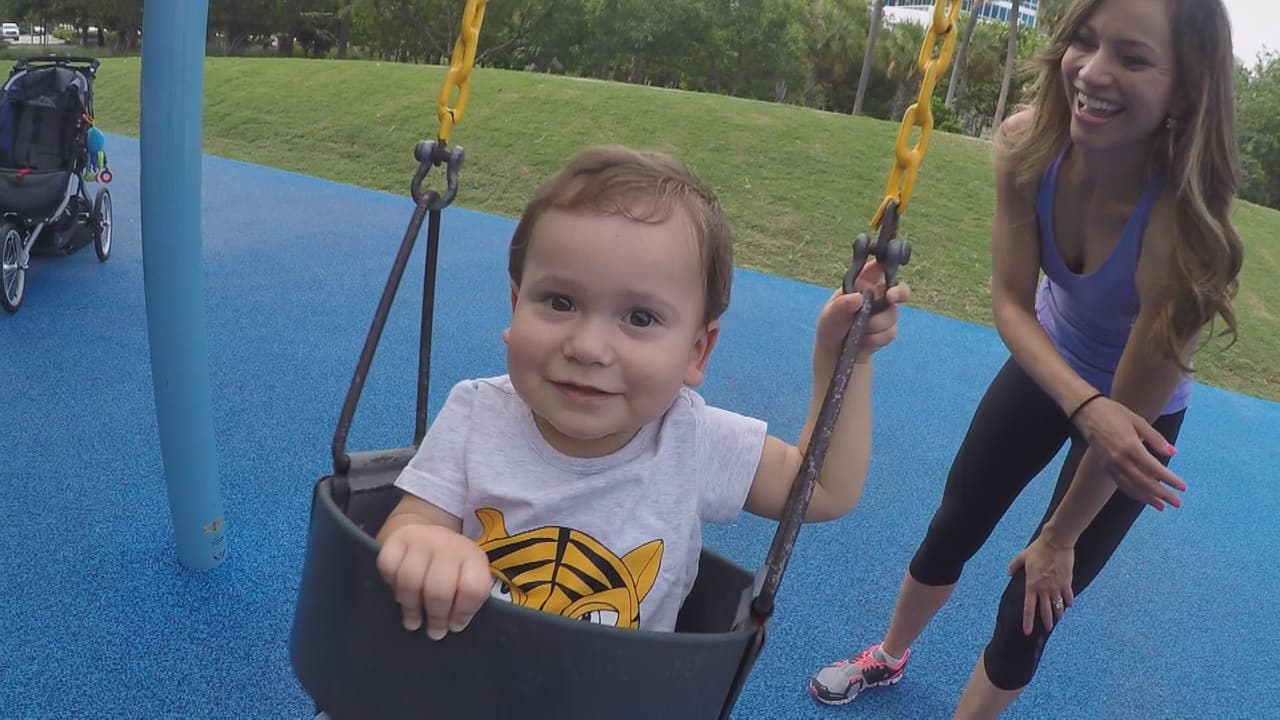 Baby Bruce es un bebé muy especial y le encanta salir de paseo con mami.