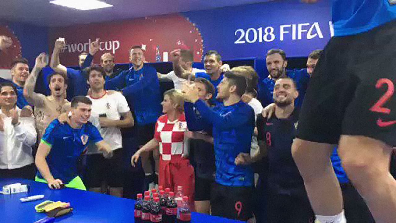En el partido con Inglaterra, en la búsqueda de llegar a la semifinal de la Copa Mundo, la presidente fue la primera en aparecer en los camerinos para celebrar con euforia el triunfo de sus jugadores.