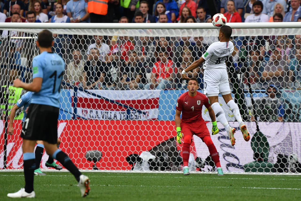 La primera clara del partido la tuvo él, tras una desatención en la defensa sudamericana a la que llegó por arriba.