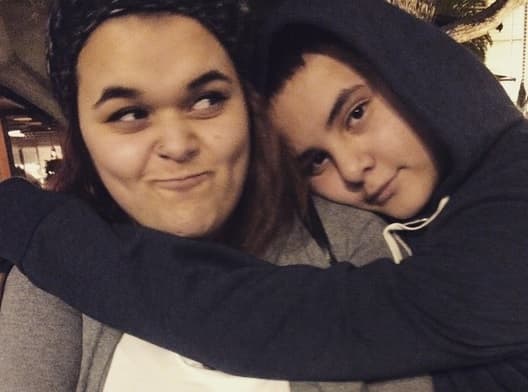 Para la joven cantante no hay nada más importante que la felicidad de sus hermanos, así que se divide su energía entre sus hermanos y su carrera.