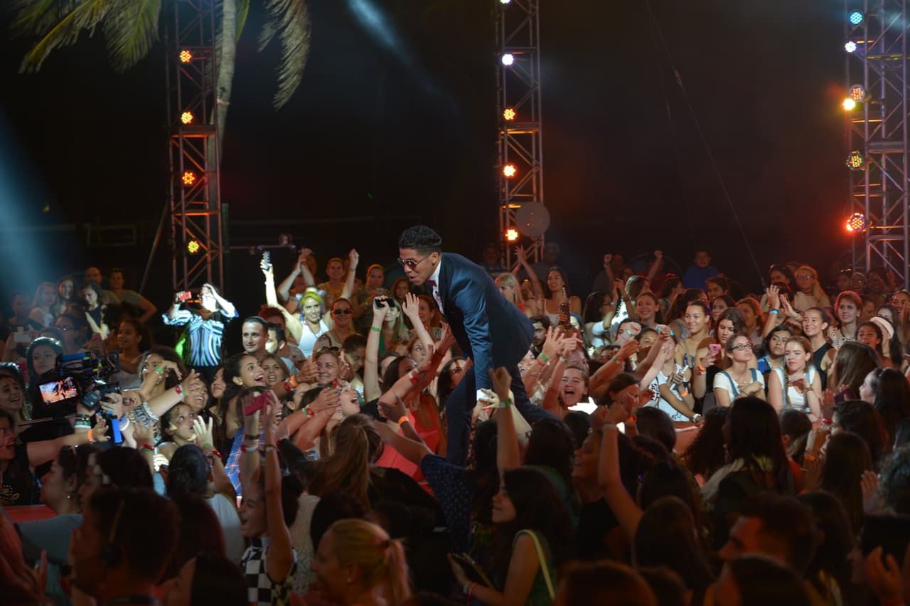 Esta ha sido la evoluvión de Jason en La Banda. Este chico made his momma proud! Jason es una inspiración para aquellos que han caído en las drogas. Las chicas no lo pasaron en su audición pero Ricky decidió darle una oportunidad y Jason se la comió con un tema de Bruno Mars.