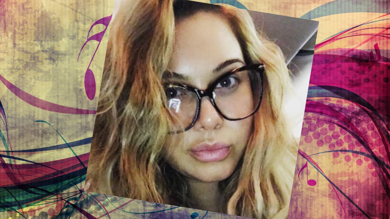 Chiquis siempre sale bien en sus selfies. ¿Y cómo no? La cantante es una mujer hermosa. Con un rostro así, todas queremos hacernos selfies. She's a curvy woman with a lot of sass. Jenni would be so proud!