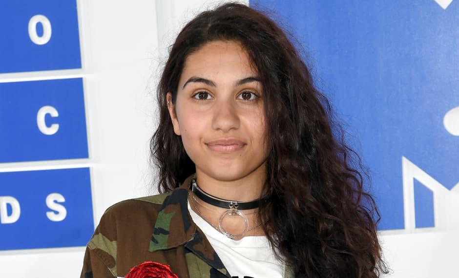 Cada vez que interpreta la canción ‘Scars to Your Beautiful’ la cantante 
<a href="http://www.alessiacara.com/">Alessia Cara</a> se presenta sin maquillaje. Así que esta vez decidió llegar a los premios con la piel de su cara libre de cosméticos. Aunque amamos el maquillaje, aplaudimos a todas las mujeres que se sienten hermosas al natural.
<br>