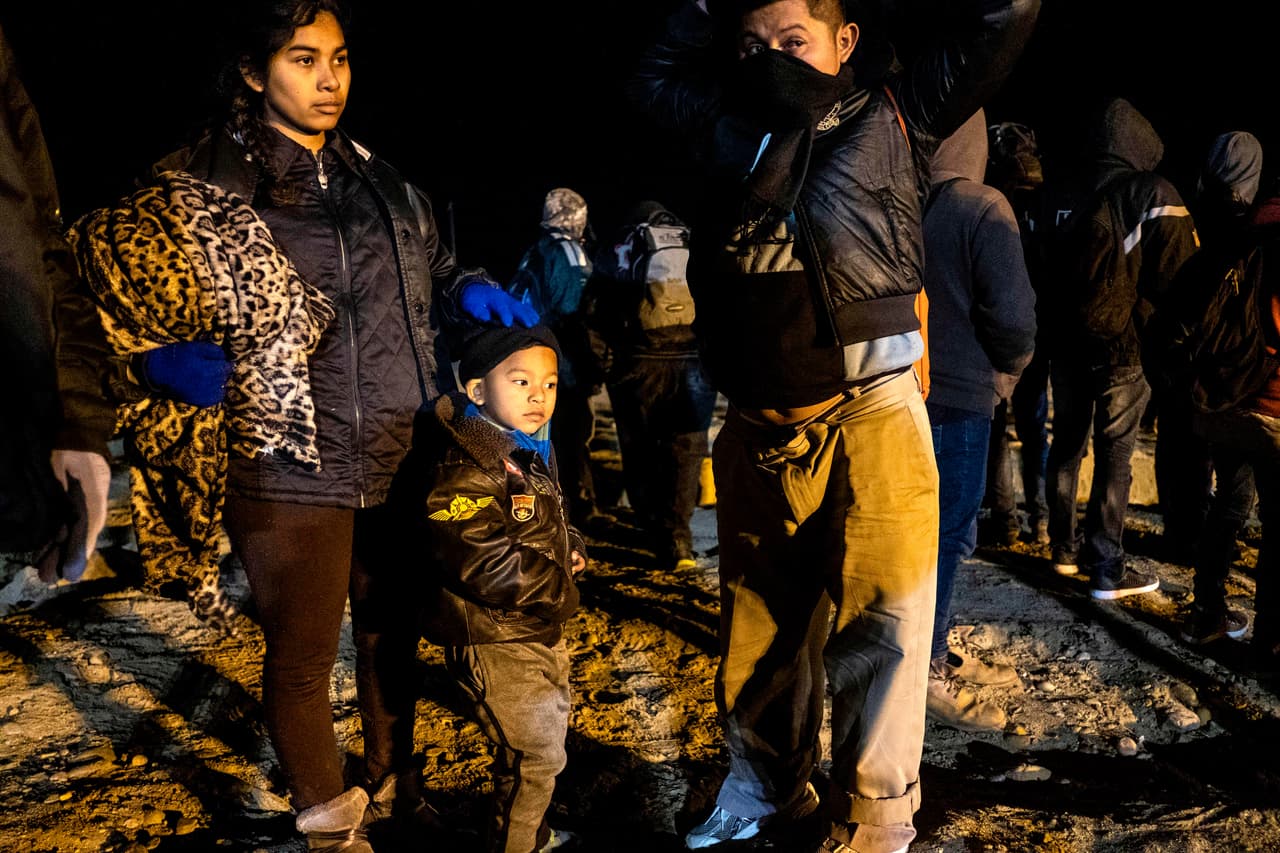 A medida que caía la noche y la gente a ambos lados de la frontera se preparaba para celebrar la llegada de Año Nuevo, los migrantes intentaron cruzar. Entre los migrantes que se lanzaron a la frotntera había mujeres con niños pequeños y adolescentes, que tras los gases empezaron a alejarse.