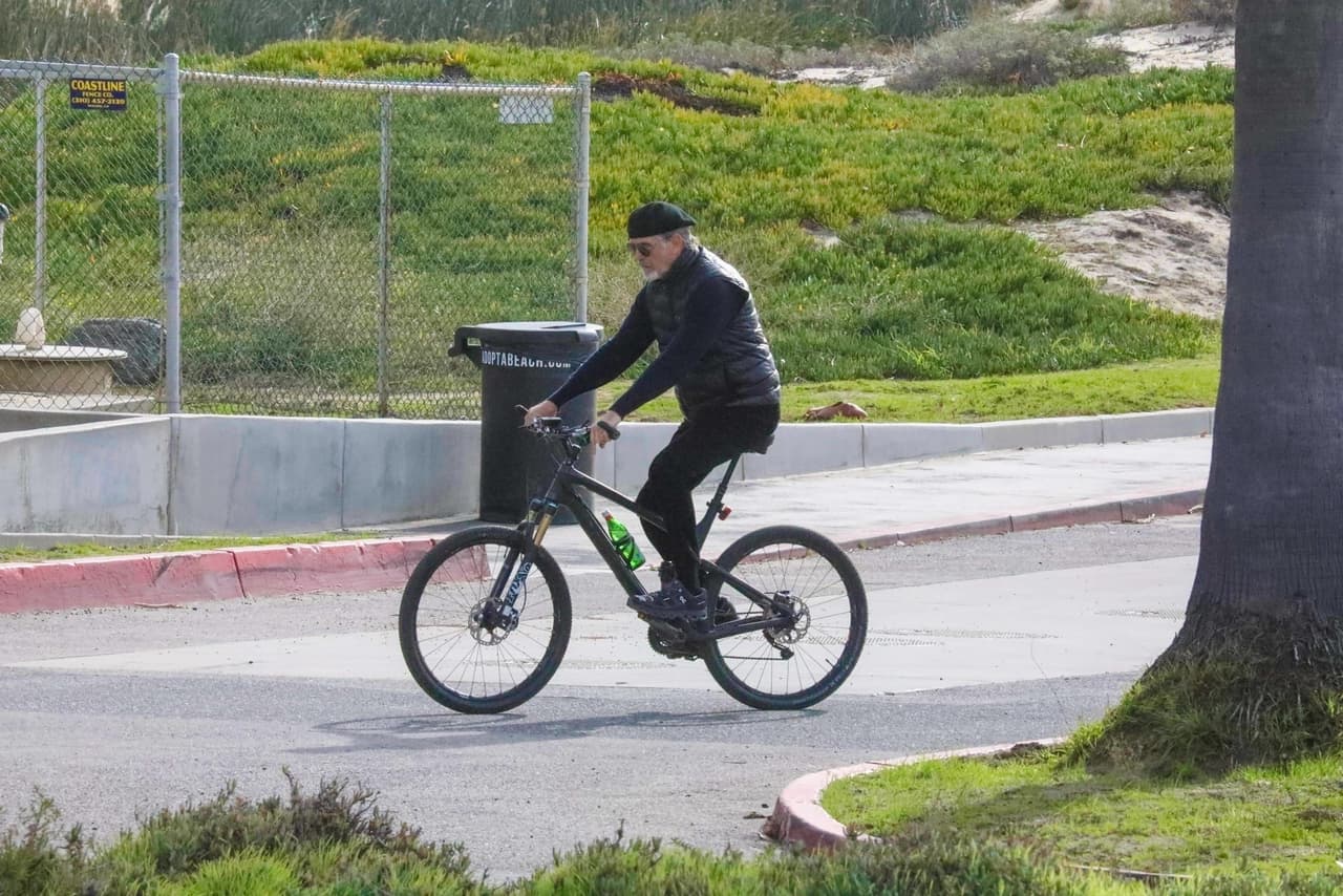 Luego de su aparición 
<b><a href="https://www.univision.com/famosos/en-fotos-lo-mas-bello-y-lo-mas-exotico-de-la-alfombra-roja-de-los-golden-globes-2020-fotos">en los Globos de Oro</a></b>, ceremonia en la que sus hijos (Dylan y Paris) participaron como embajadores, Brosnan ha estado descansando en California, donde dio un paseo en bicicleta por Zuma Beach. ¿Se metió a nadar? No.