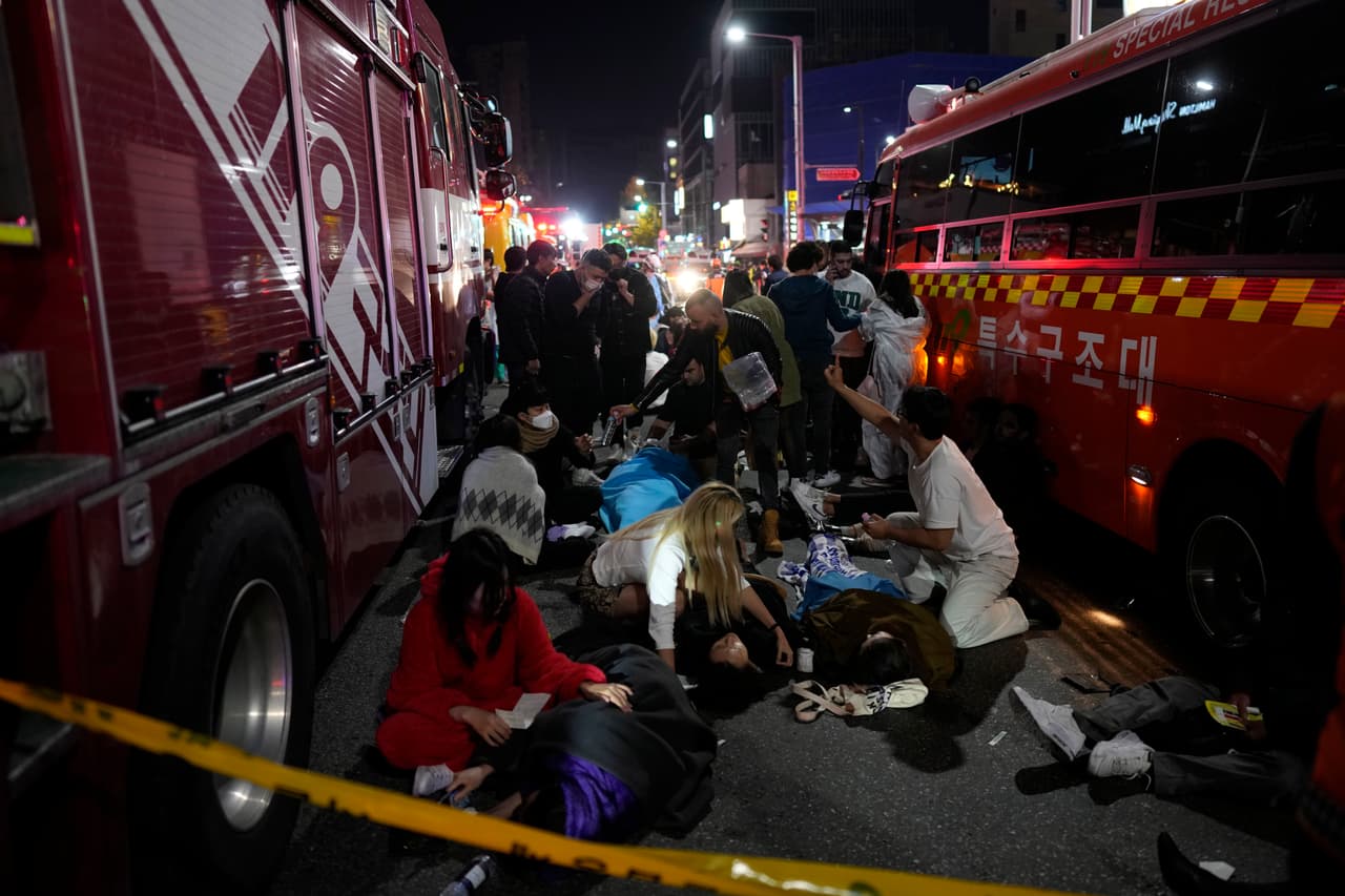 <b><a href="https://www.univision.com/noticias/mundo/estampida-humana-halloween-seul-corea-del-sur-muertos-heridos-fotos">Tragedia por aplastamiento humano en Corea del Sur </a></b>
<br>
<br>Unas 154 personas murieron aplastadas el 29 de octubre durante las celebraciones de Halloween en las estrechas calles del popular barrio Itaewon, en Corea del Sur, donde hubo miles de asistentes en el lugar. Se trataba de la primera celebración de esta felicidad desde la llegada de la pandemia del coronavirus. Más de 400 trabajadores de emergencias y 140 vehículos de socorro fueron desplegados en las calles para atender a las víctimas.
<br>