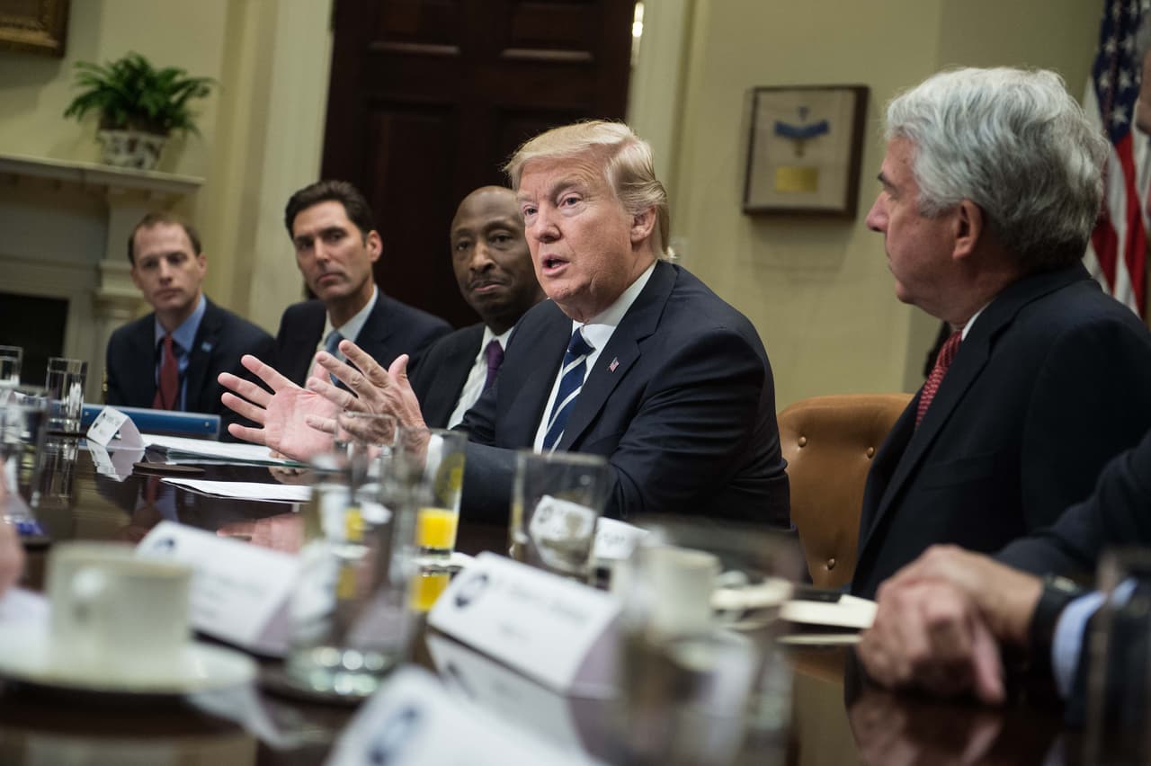 El gobierno de Donald Trump, que durante la campaña electoral se comprometió a revocar el Obamacare, dice que la especulación sobre con qué se sustituiría el plan es prematura.