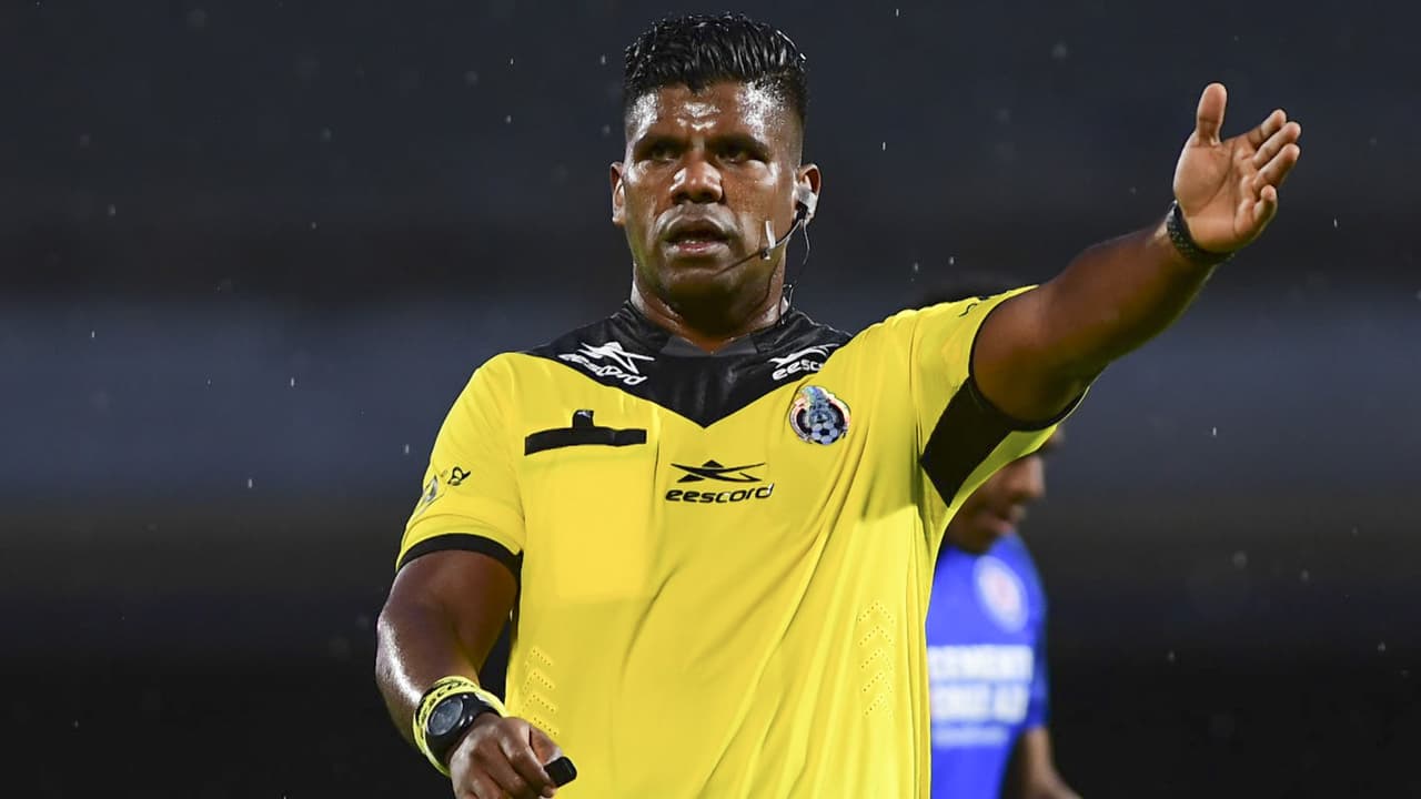 Separan al árbitro Adalid Maganda por dirigir un partido amateur