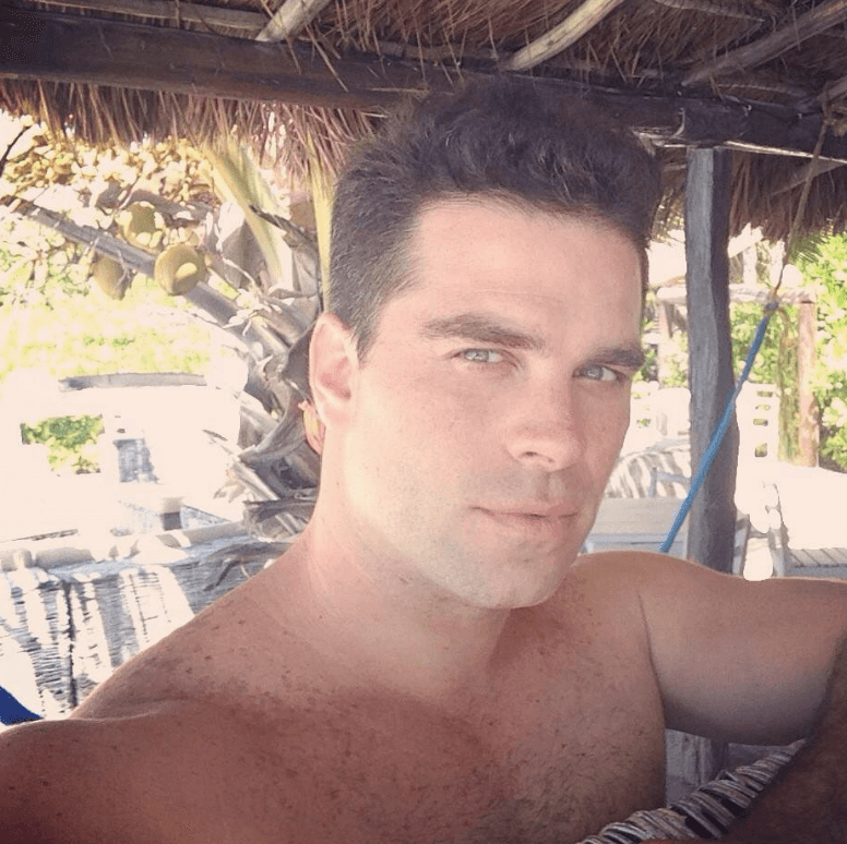 En una entrevista para 
<b><a href="http://www.univision.com/shows/el-gordo-y-la-flaca">El gordo y la Flaca</a></b>, Alejandro Nones compartió su fascinación por la complejidad de su personaje: "Es un sobreviviente del cáncer, hay un antes y un después en su vida. Después del cáncer él muere, por eso se viste todo el tiempo de negro. Siempre está molesto, con rabia, pero con una luz y una magia cuando está con su hermano", señaló.