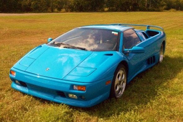 También le perteneció este Lamborghini Diablo Roadster VT 1997 de tracción integral y edición limitada a sólo 200 ejemplares. El techo de fibra de carbono podía ser guardado en el maletero. En 1997 este auto costaba 249,000 dólares, sin incluir el impuesto al consumo excesivo.