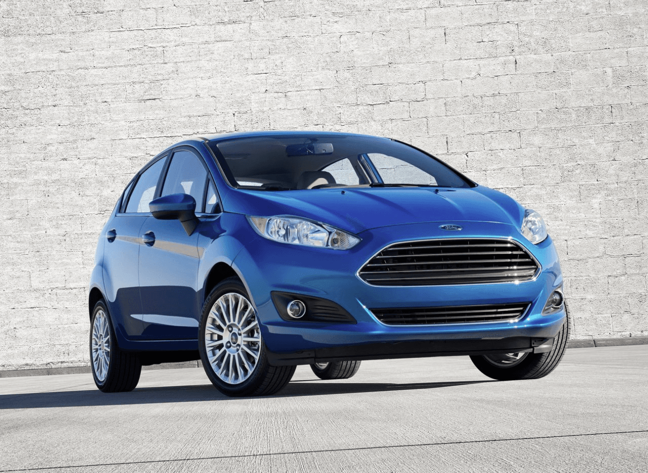 <b>Sub-compacto mención honorífica Ford Fiesta</b>: 
<br>El Ford Fiesta es uno de los sub-compactos más hermosos disponibles en Estados Unidos. También es uno de los que ofrece mejor manejo y el único que ofrece un ultra económico motor de 3 cilindros turbo que es una delicia de manejar. El Fiesta es el sub-compacto que más unidades vende en todo el mundo pero y su diminuto asiento trasero no le ha hecho ningún favor dentro del mercado estadounidense donde el espacio interno es mucho más importante que en otras regiones. 
<br>
<br>Modelos de los años 2013 a 2014 con cerca de 50,000 millas de uso puede ser conseguidos por, o debajo de, nuestro límite de 10,000 dólares.
<br>
<br>En la imagen el 
<b>Honda Fiesta 2014</b>
