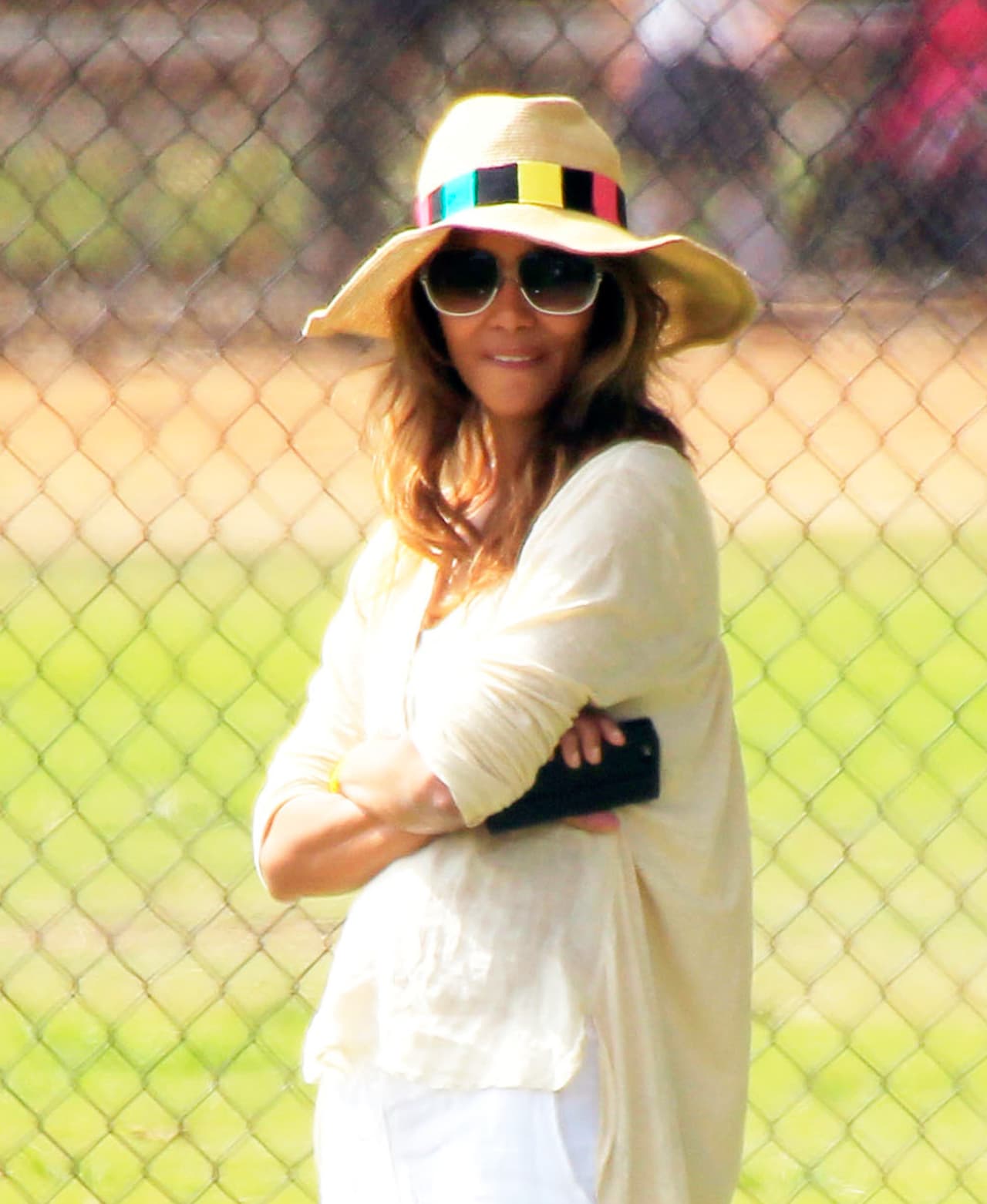 Muy pendiente de todas las jugadas en el partido.