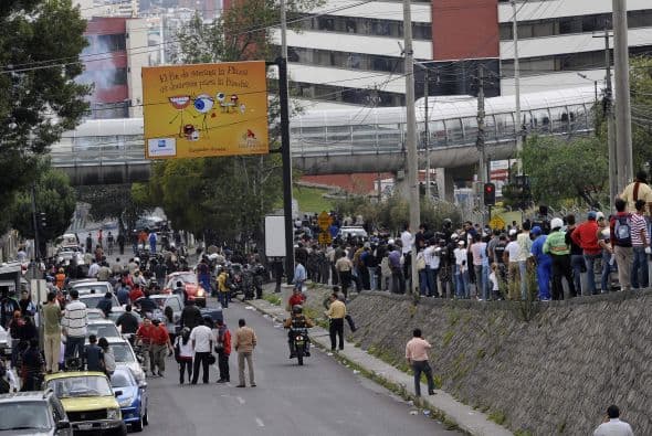 El gobierno ecuatoriano aseguró que hoy “hay calma en el país y en los cuarteles de Policía”, tras la insubordinación de la víspera, que dejó al menos dos muertos y un número indeterminado de heridos. El ministro del Interior de Ecuador, Gustavo Jalk, dijo que la calma ha regresado a Ecuador y que la policía ha comenzado a organizarse para salir a trabajar.